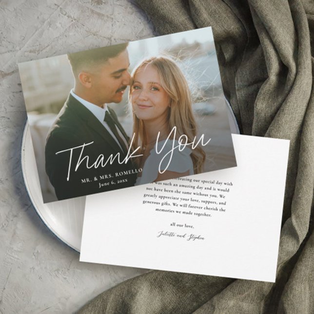 Convite Foto Simples de Casamento de Script Moderno Obriga (Modern script photo wedding thank you card with full bleed photo typography overlay.)