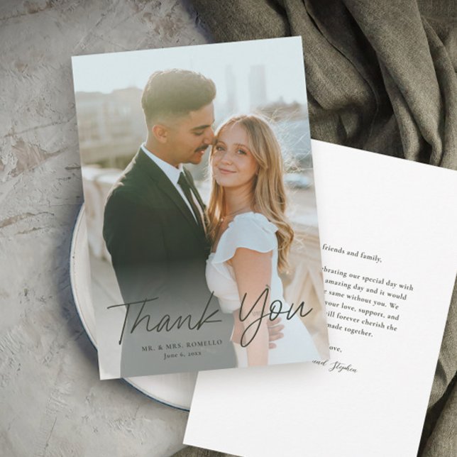 Convite Foto Simples de Casamento de Script Moderno Obriga (Modern script photo wedding thank you card with full bleed photo typography overlay.)