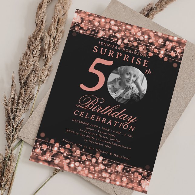 Convite Foto SURPRESA 50ª Luzes Rosa Douradas de Aniversár (SURPRISE Photo 50th Birthday Rose Gold Lights Invitation)