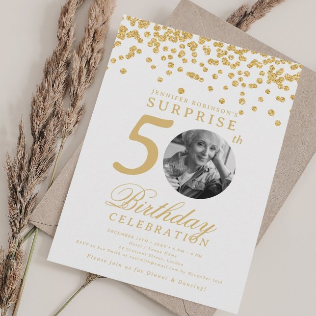 Convite Foto SURPRESA 50º aniversário Dourado Confetti (SURPRISE Photo 50th Birthday Gold Confetti Invitation)
