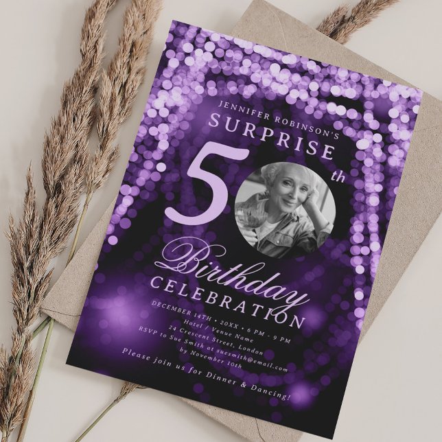 Convite Foto SURPRESA 50º Aniversário Luzes de Glam Púrpur (SURPRISE Photo 50th Birthday Purple Glam Lights Invitation)
