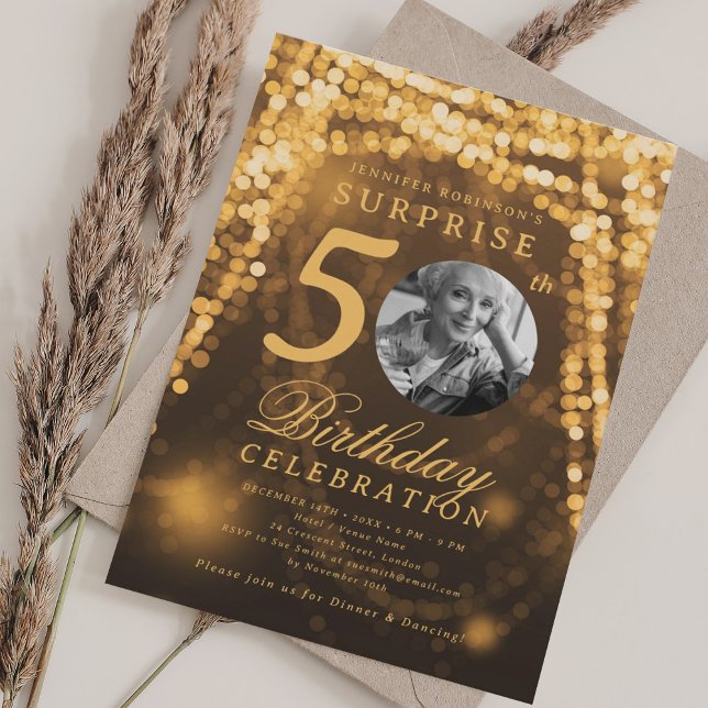 Convite Foto SURPRESA 50º aniversário Luzes Douradas de Gl (SURPRISE Photo 50th Birthday Gold Glam Lights Invitation)