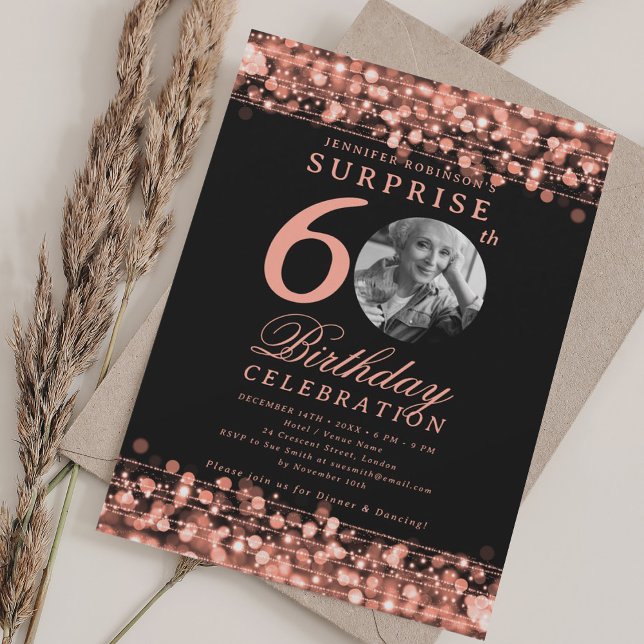 Convite Foto SURPRESA 60ª Luzes Douradas de Rosa de Aniver (SURPRISE Photo 60th Birthday Rose Gold Lights Invitation)