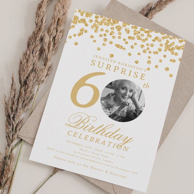 Convite Foto SURPRESA 60º aniversário Dourado Confetti (SURPRISE Photo 60th Birthday Gold Confetti Invitation)