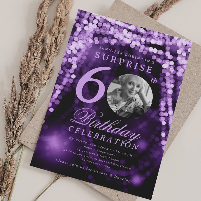 Convite Foto SURPRESA 60º Aniversário Luzes de Glam Púrpur (SURPRISE Photo 60th Birthday Purple Glam Lights Invitation)