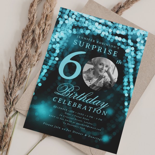 Convite Foto SURPRESA 60º Aniversário Luzes Turquesa Glam (SURPRISE Photo 60th Birthday Turquoise Glam Lights Invitation)