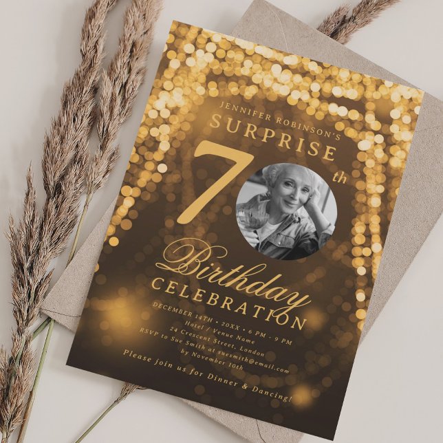 Convite Foto SURPRESA 70 de Aniversário Luzes Douradas de  (SURPRISE Photo 70th Birthday Gold Glam Lights Invitation)