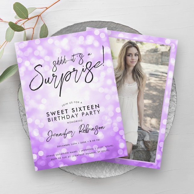 Convite Foto Surpresa das Luzes Roxas Modernas 16 (Modern Purple Lights Photo Surprise Sweet 16 Invitation)