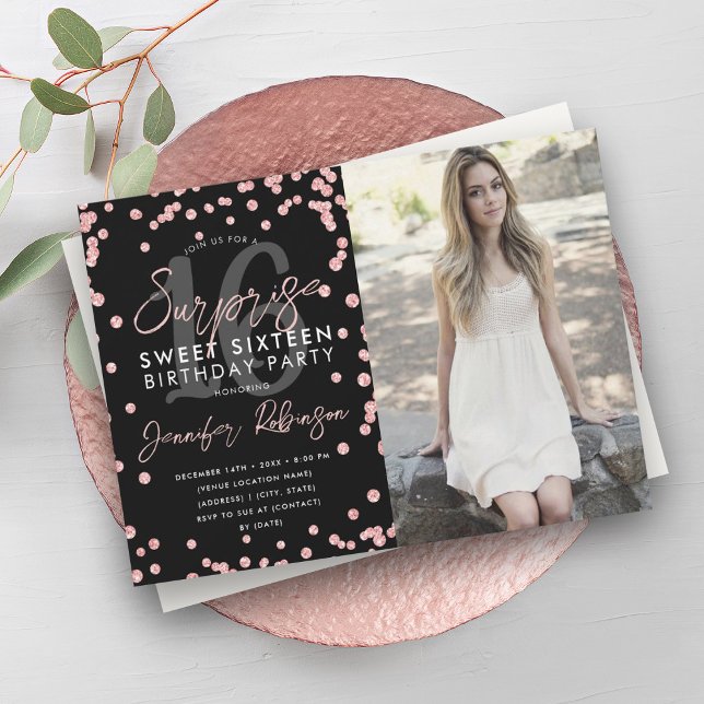 Convite Foto Surpresa de Confetti Dourada do rosa 16 (Rose Gold Confetti Photo Surprise Sweet 16 Invitation)