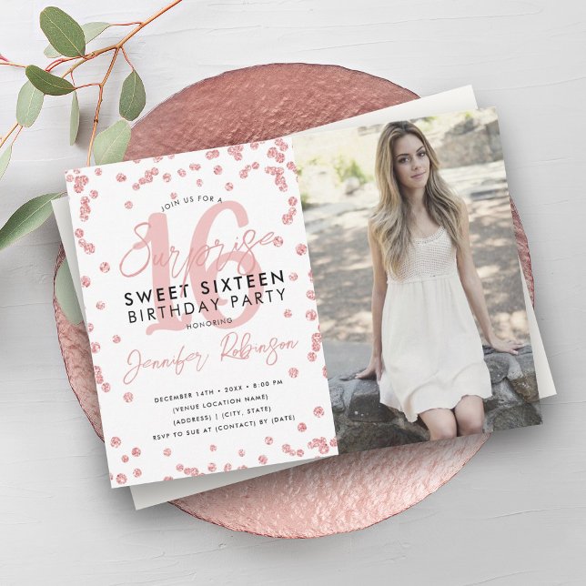 Convite Foto Surpresa de Confetti Dourada do rosa 16 (Rose Gold Confetti Photo Surprise Sweet 16 Invitation)
