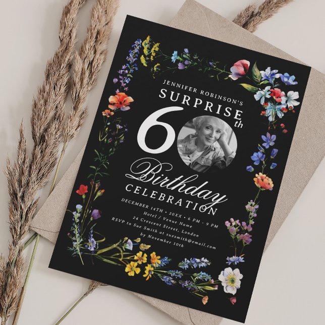 Convite Foto Surpresa de flor selvagem 60º Aniversário Pre (Wildflower Photo SURPRISE 60th Birthday Black Invitation)