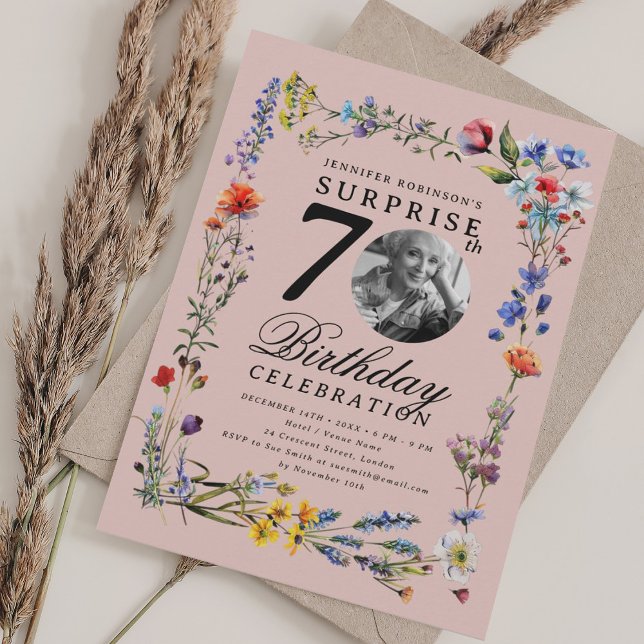 Convite Foto Surpresa de Flor Selvagem 70 de Aniversário R (Wildflower Photo SURPRISE 70th Birthday Blush Pink Invitation)