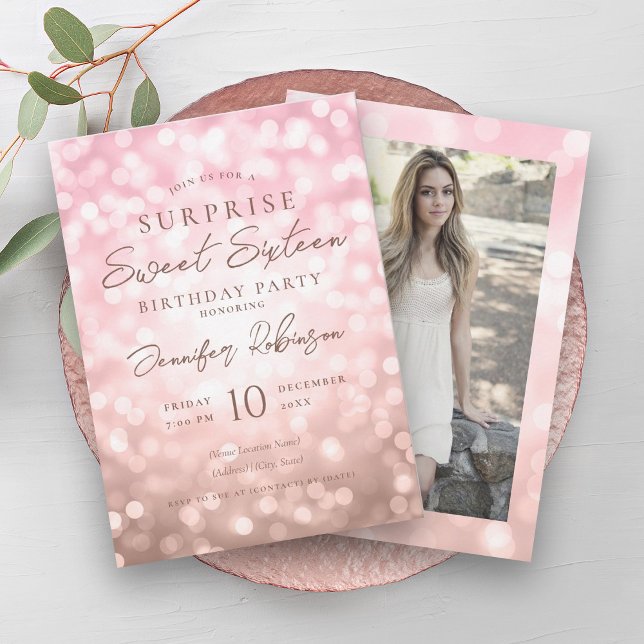 Convite Foto SURPRISE das Luzes Douradas do rosa Doce 16 (Rose Gold Lights Photo SURPRISE Sweet 16 Invitation)