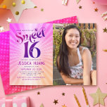 Convite Foto: Sweet 16 Groovy Pink Orange Gradient Retro<br><div class="desc">Feliz 16 de aniversário. Envie este legal retrato de boho, convite de festas personalizado de fotos para um evento a ser lembrado. Do lado esquerdo, a divertida, tenda, ousada tipografia rosa-quente e roxa-escura com a serifografia sans moderna sobrepõe-se a um fundo de raios quadrados laranja-claro-pop e cor-de-rosa-verde com pontos brancos....</div>