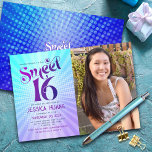 Convite Foto: Sweet 16 Groovy Purple Blue Gradient Retro<br><div class="desc">Feliz 16 de aniversário. Envie este legal retrato de boho, convite de festas personalizado de fotos para um evento a ser lembrado. Do lado esquerdo, a tipografia divertida, moderna, roxa e azul marinho, com a tipografia sans serif moderna, sobrepõe-se a um fundo de turquesa à luz do pop e de...</div>