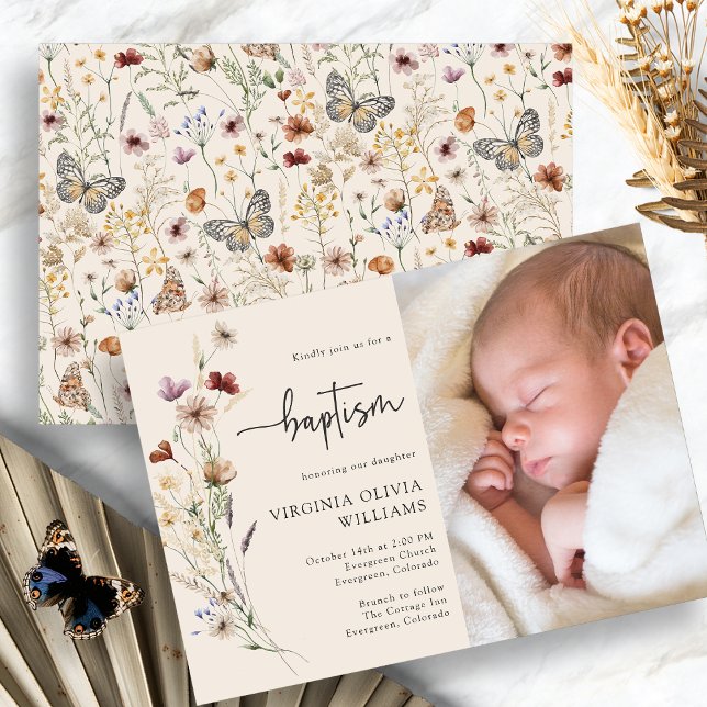 Convite Fotografia de Flor Silvestre do Batismo (Baptism Boho Wildflower Photo Invitation by Painted Paperie
)