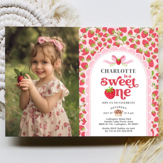 Convite Fotográfico de primeiro aniversario de Mor (Sweet One Strawberry 1st Birthday Photo Invitation)