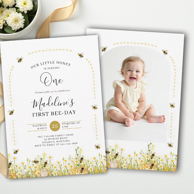 Convite Fotomilhar de Abelhas Pequenas - Foto de Aniversár (little honey bee one first birthday party photo arch invitation wildflowers watercolor summer)