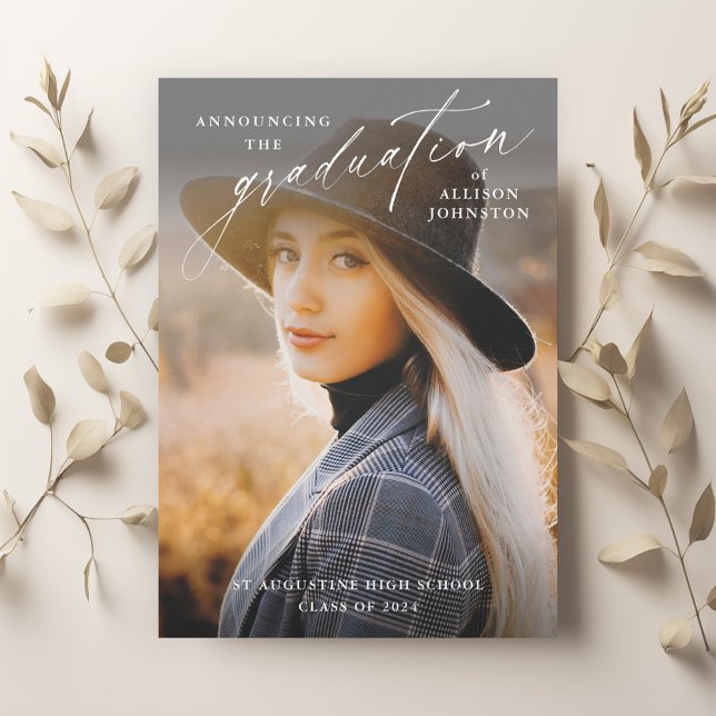 Convite Fotomontagem de Formatura com Letra Elegante (Elegant Handwritten Script 2 Photo Graduation Invitation Announcement.)