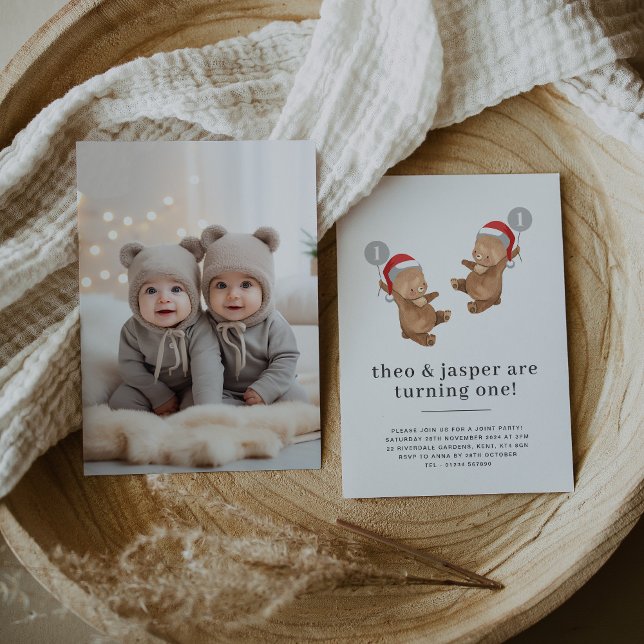 Convite Fotos de aniversário de gêmeos com urso e chapéu d (Twins Bear Balloon Santa Hat First Photo Invitation)
