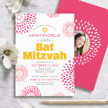 Convite Fotos de Bat Mitzvah Rosa Ousadas Estrela Explosiv<br><div class="desc">Sinta-se orgulhoso, regozije e mostre esse marco da sua Bat Mitzvah favorita com esse convite personalizado divertido, moderno e descolado! Explosões de flores cor-de-rosa e coral retrô com estrelas de Davi, bem como uma tipografia sans serif moderna e ousada em amarelo, rosa e cinza escuro, sobrepõem um fundo branco limpo....</div>