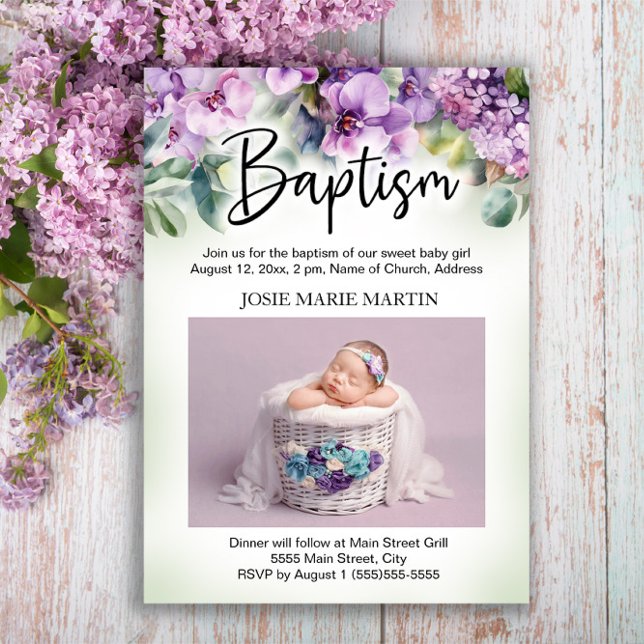 Convite Fotos de Batismo de Bebê com Floral Roxo (Elegant purple floral baby baptism/christening invitation personalized with a photo.)
