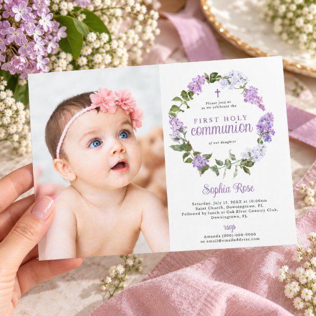 Convite Fotos de Flores Lilás Rústicas Primeira Comunhão (Lilac Flowers First Holy Communion Photo Invitation, girl, purple floral wreath)