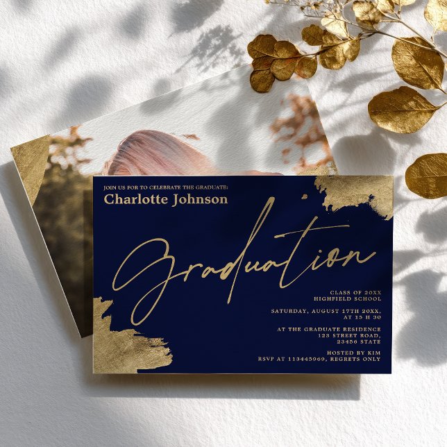 Convite Fotos de formatura em azul marinho com caligrafia  (Modern gold calligraphy navy blue photo graduation invitation)