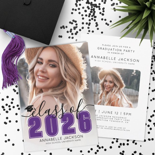 Convite Fotos de Formatura Graduada Roxa (Class Of 2026 Purple Graduate Photo Graduation Invitation)