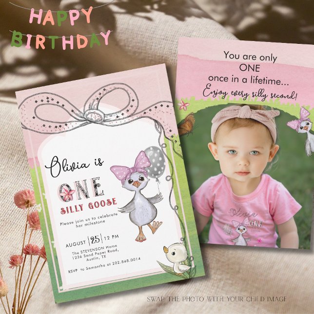 Convite Fotos do 1º Aniversário da Silly Goose com Laço Ro (Silly Goose 1st Birthday Pink Bow Photo Invitation)