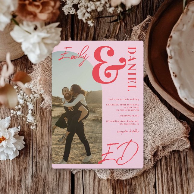 Convite Fotos em negrito nome script Arch retro pink casam (Photos bold names script arch retro pink wedding invitation)