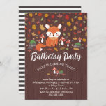 Convite Fox Kids Festa de aniversário de Woodland<br><div class="desc">Convide os convidados para a festa de aniversário do seu filho com este encantador convite para a floresta, com uma adorável raposa desenhada à mão sentada entre as fezes dos pés, as rochas da messe, as bolotas e as coloridas folhas do outono. A Festa de aniversário é escrita num script...</div>