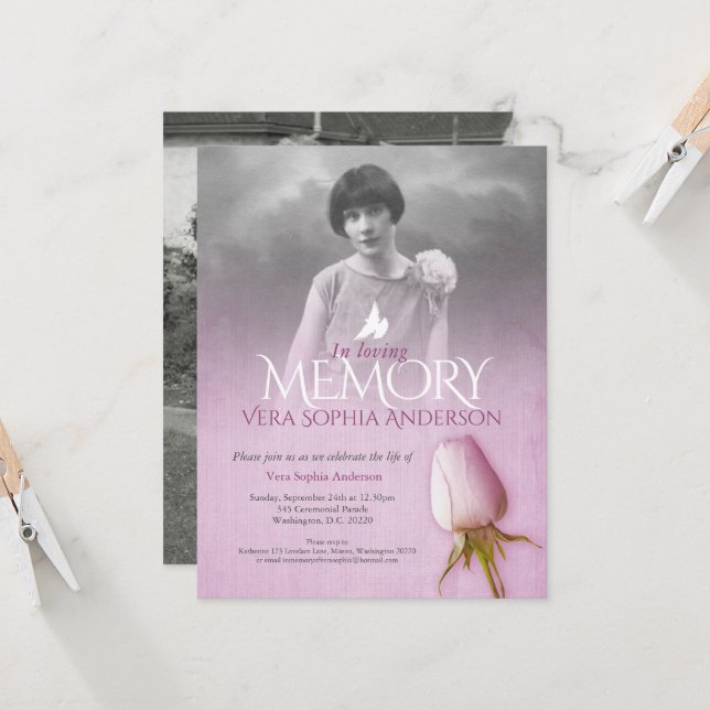 Convite funeral de rosa de foto roxa do serviço de memória (Frente/Verso In Situ)