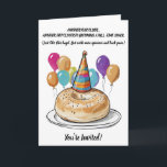 Convite Funny Bagel Birthday com Vibes do Partido<br><div class="desc">Este hilário e peculiar design de aniversário apresenta um bagel de festa que veste o chapéu cercado por balões coloridos — porque nada diz "você está envelhecendo" como comparar a vida a um lanche. Acompanhado de humor observacional, é perfeito para quem ri do absurdo de envelhecer. Excelente para encontros casuais,...</div>
