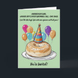 Convite Funny Bagel Birthday com Vibes do Partido<br><div class="desc">Este hilário e peculiar design de aniversário apresenta um bagel de festa que veste o chapéu cercado por balões coloridos — porque nada diz "você está envelhecendo" como comparar a vida a um lanche. Acompanhado de humor observacional, é perfeito para quem ri do absurdo de envelhecer. Excelente para encontros casuais,...</div>