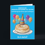 Convite Funny Bagel Birthday com Vibes do Partido<br><div class="desc">Este hilário e peculiar design de aniversário apresenta um bagel de festa que veste o chapéu cercado por balões coloridos — porque nada diz "você está envelhecendo" como comparar a vida a um lanche. Acompanhado de humor observacional, é perfeito para quem ri do absurdo de envelhecer. Excelente para encontros casuais,...</div>