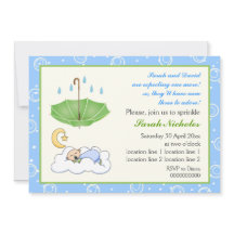 Garoto adormecido bonito borrifava azul e verde