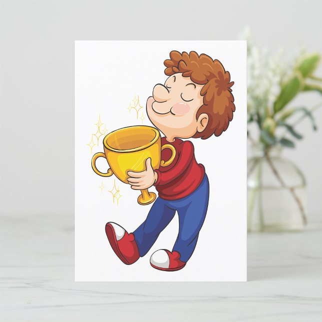 Convite Garoto que segura Ouro Troféu Prêmio vencedor (Criador carregado)