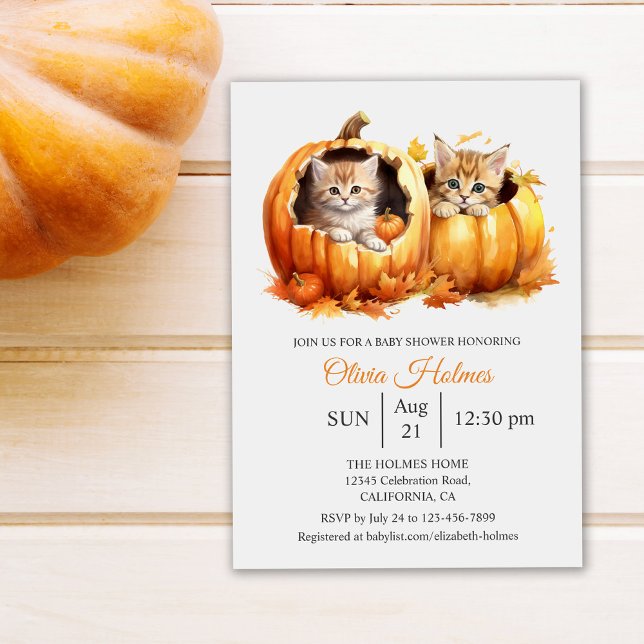 Convite Gatinho de Halloween bonito no Chá de fraldas de A (Cute Kitten Baby Shower Invitation on white table next to a pumpkin)