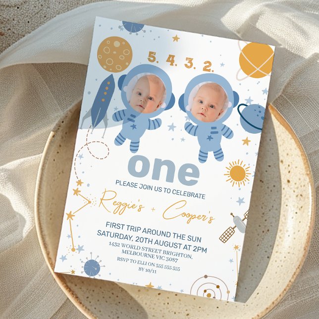 Convite Gêmeos Azuis Primeira Viagem em Torno do primeiro  (Cute Boy Twins First Trip Around The Sun Birthday Invitation Outer Space Birthday Invite For Twins)