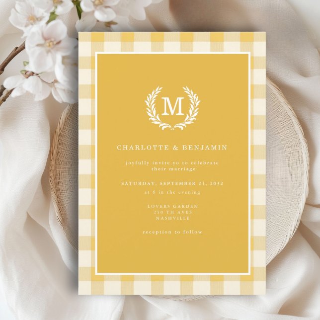 Convite Gingham Monogramas Crest Amarelo (Yellow Gingham Monogram Crest Invitation)