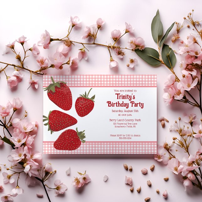 Convite Gingham rosa e morangos vermelhos (Criador carregado)