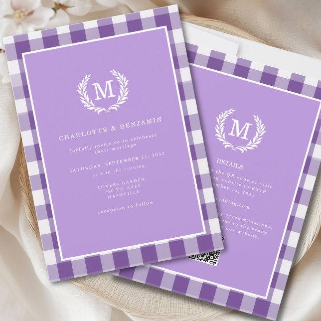 Convite Gingham Roxo Monograma Crest Código QR (Purple Gingham Monogram Crest QR Code Invitation for Details and RSVP. )