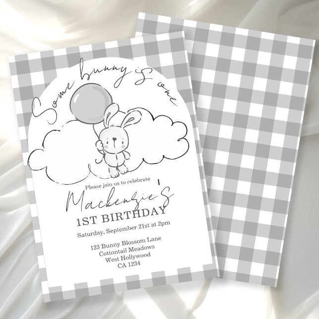 Convite Gingham Some Bunny está com um Aniversário Persona (Gingham Some Bunny Is One Birthday Personalized Invitation by Ricaso. Unisex bunny rabbit party)