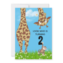 Girafa segundo aniversário na grama