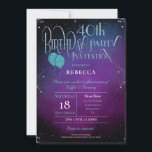 Convite Glamorre aniversário de 40 anos Ornamentado Script<br><div class="desc">Seus hóspedes saberão que estão em uma glamourosa noite na sua comemoração de aniversário de 40 anos, com este design de tipografia falsa decorativa de téal para o cabeçalho principal, e um pano de fundo roxo místico e um pequeno brilho nas bordas! O resto do texto pode ser facilmente personalizado....</div>