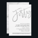 Convite Glitor prateado do aniversário de 40 anos de SCRIP<br><div class="desc">por kat massard >> https://linktr.ee/simplysweetpaperie <<<< Uma tendência, design de convite à mão para o seu ANIVERSÁRIO DE 40 ANOS - Tenho a maioria das idades disponíveis na DICA da loja: 1. Para alterar/mover gráficos e fontes e adicionar mais texto - pressione o botão "personalizar". - - - - -...</div>