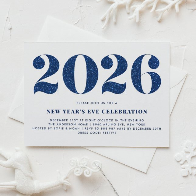 Convite Glitter Branco e Azul 2024 Festa de Véspera de Ano (Customizable 2026 New Year's Eve party invitation featuring faux navy blue glitter.)