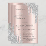 Convite Glitter de Prata Chic Drives Rosa Bat Mitzvah<br><div class="desc">Um convite moderno,  chico e glamouroso com brilho prateado goteja sobre um fundo rosa de ouro.</div>