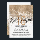 Convite Glitter Dourado branco Elegante Confetti Omã Sweet<br><div class="desc">Este doce e glamouroso, doce 16, é um design moderno e em voga que apresenta uma falsa sequência brilhante de ouro cintilante, abstrato confetti ombre, sobre um fundo branco. É perfeito para a moderna e elegante aniversariante com sua simples tipografia personalizada de impressão bonito e artística preta. Personalize a cor...</div>